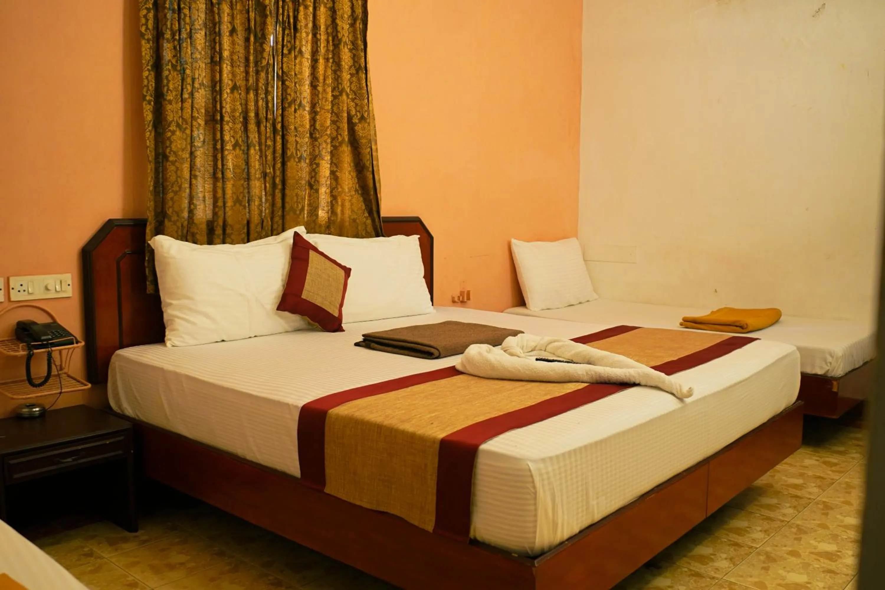 Bed in Hotel Raaj Bhaavan