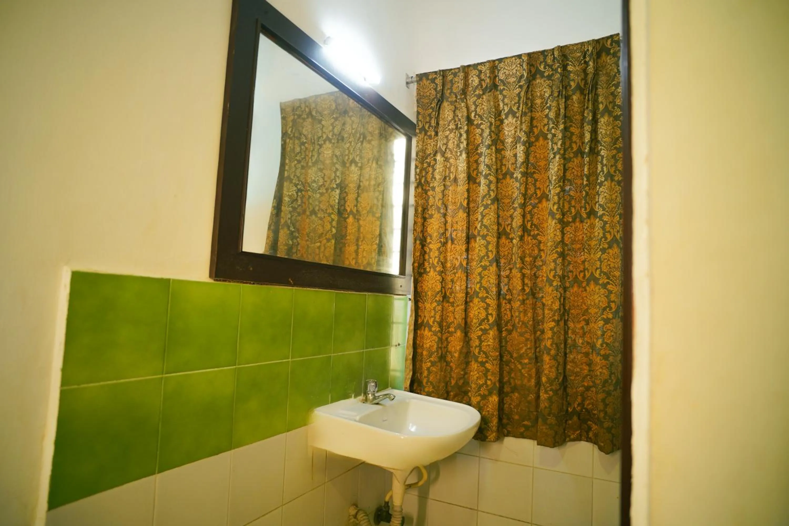 Hotel Raaj Bhaavan