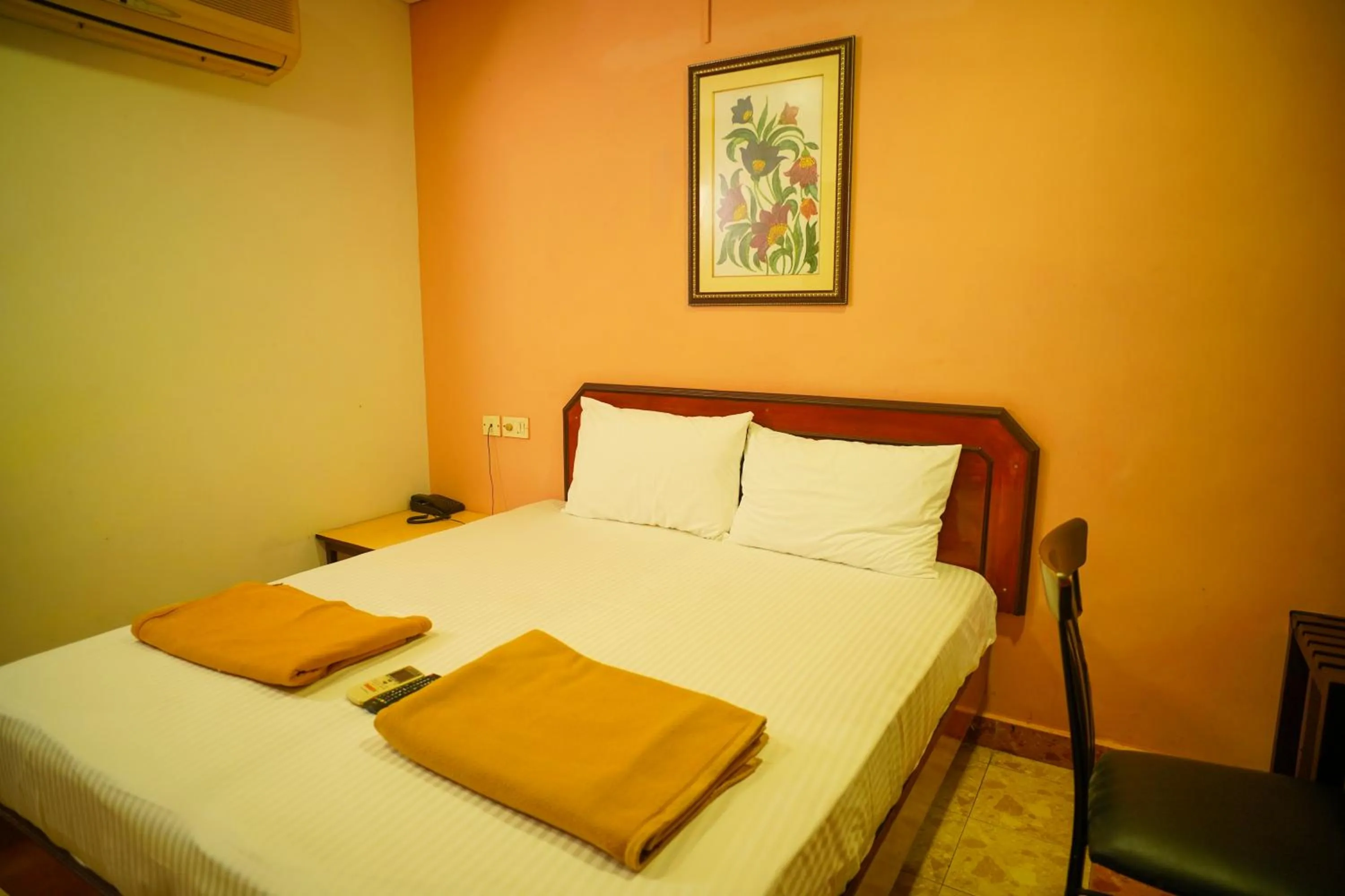 Bed in Hotel Raaj Bhaavan