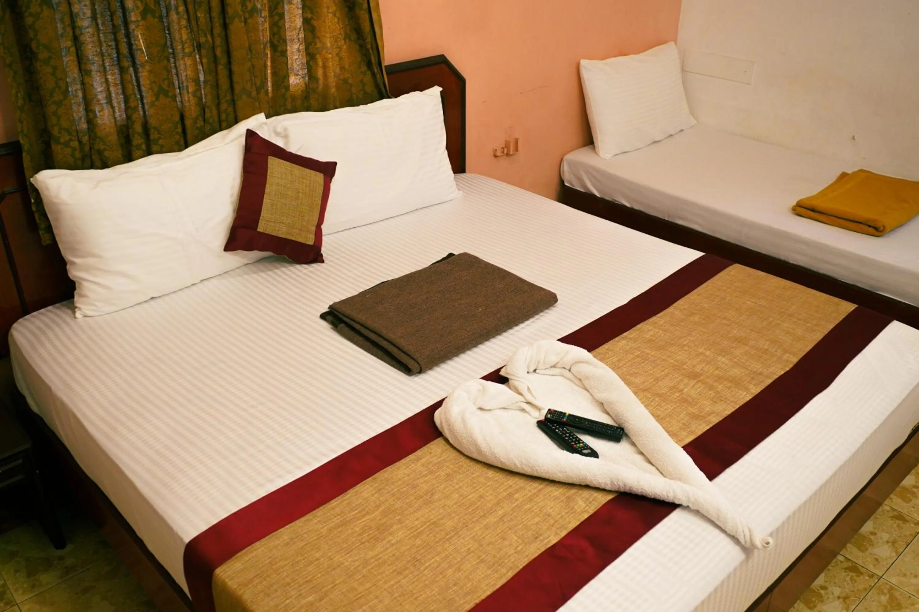 Bed in Hotel Raaj Bhaavan