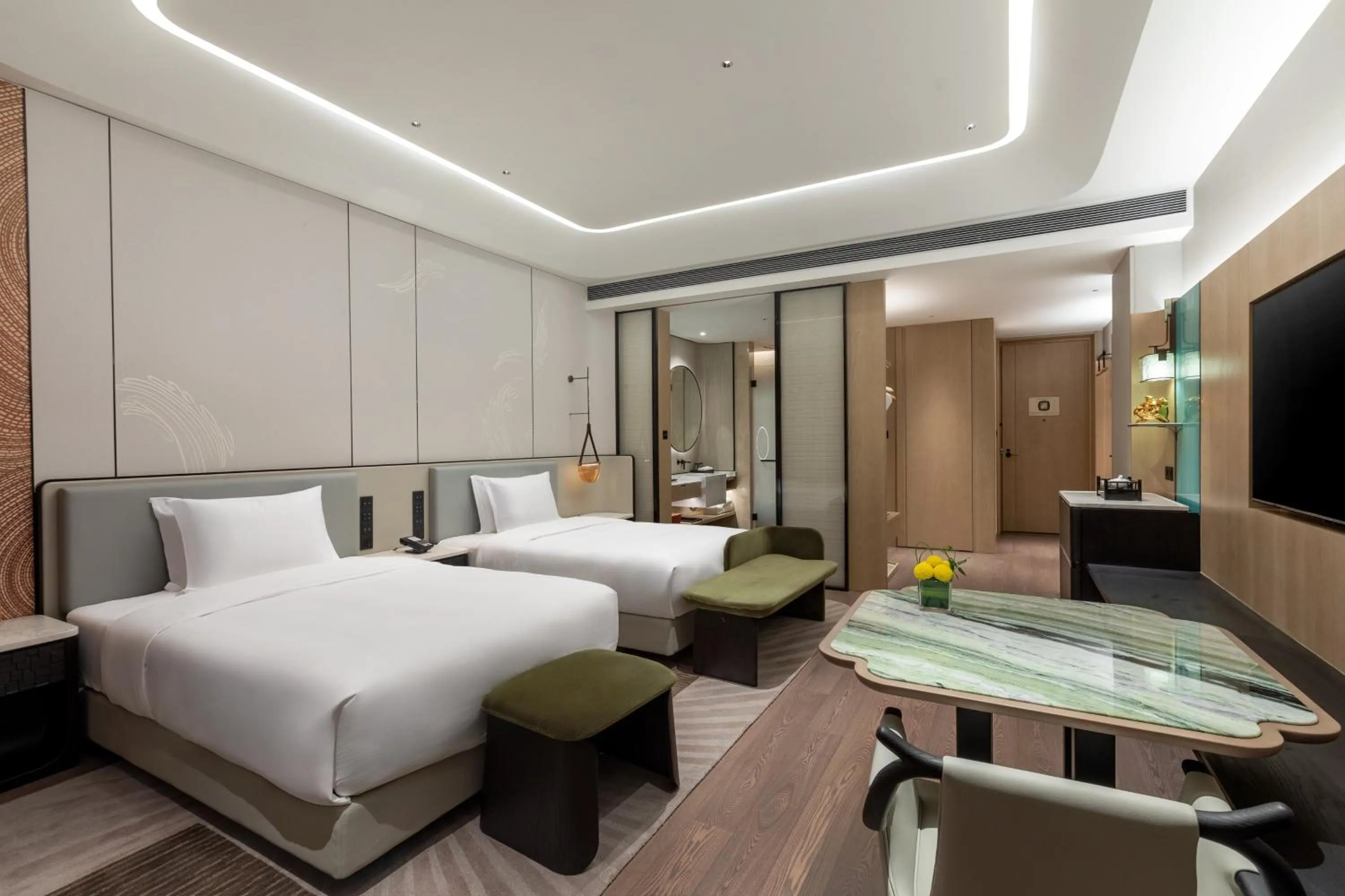 Photo of the whole room, Bed in HUALUXE Zhongshan City Center
