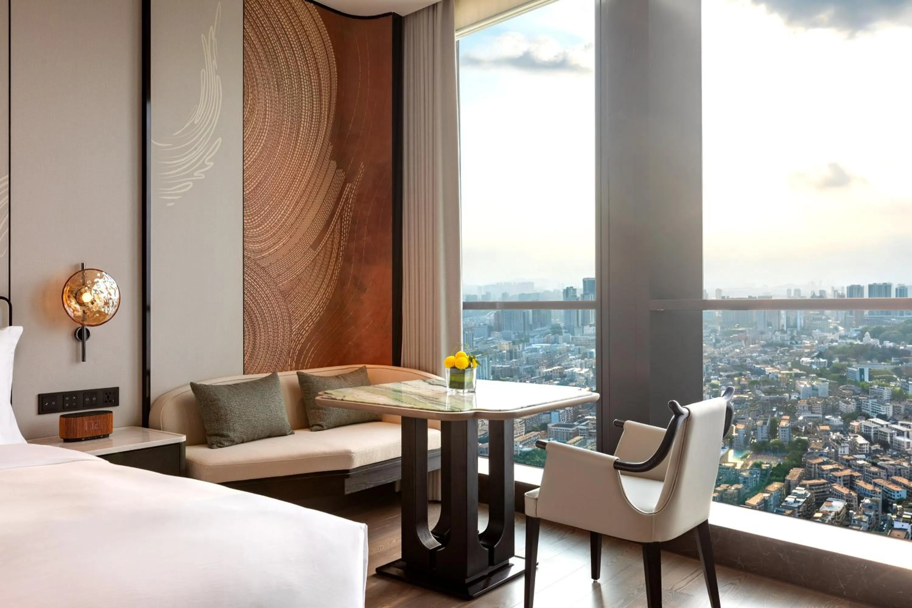 Photo of the whole room, Bed in HUALUXE Zhongshan City Center