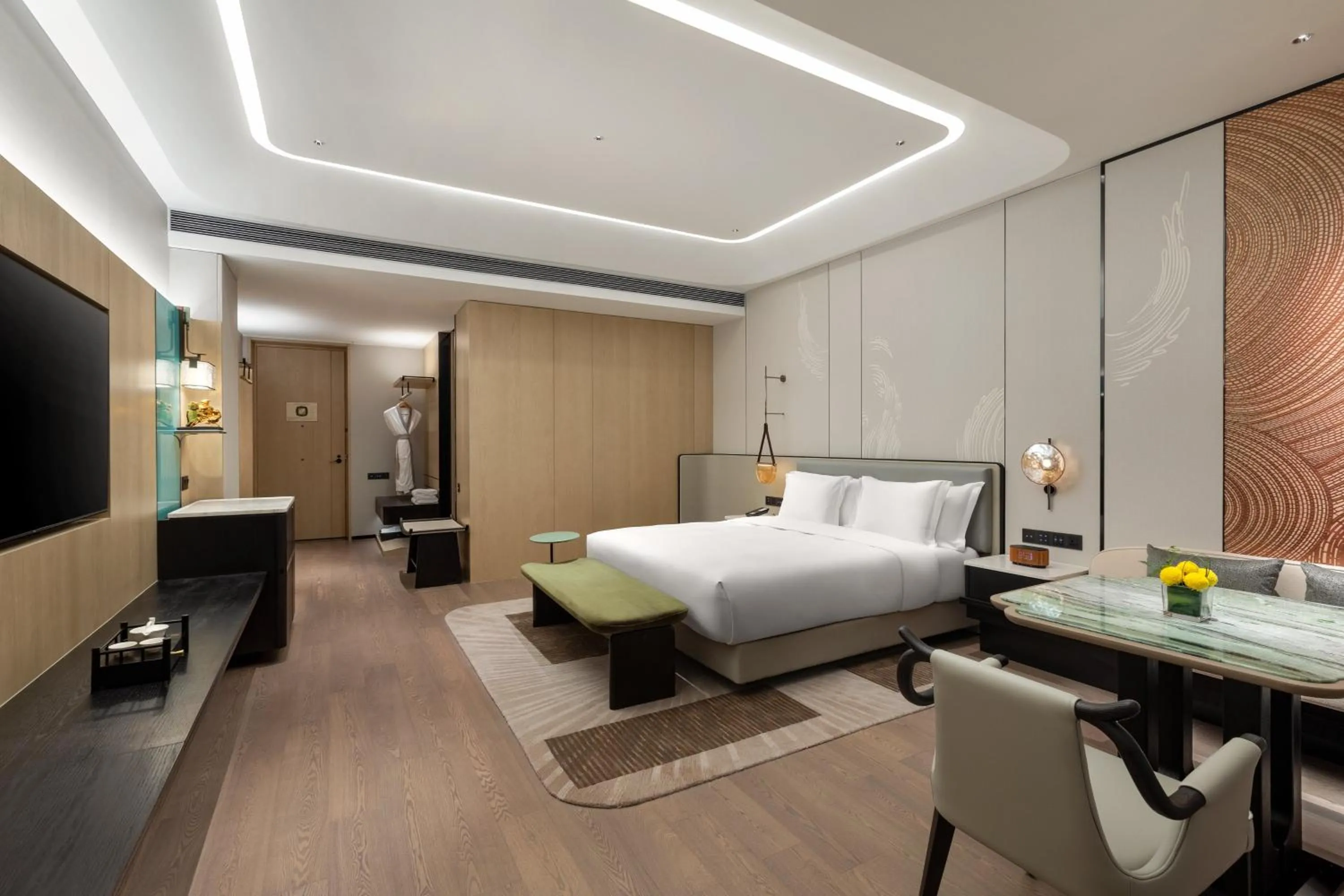 Photo of the whole room, Bed in HUALUXE Zhongshan City Center