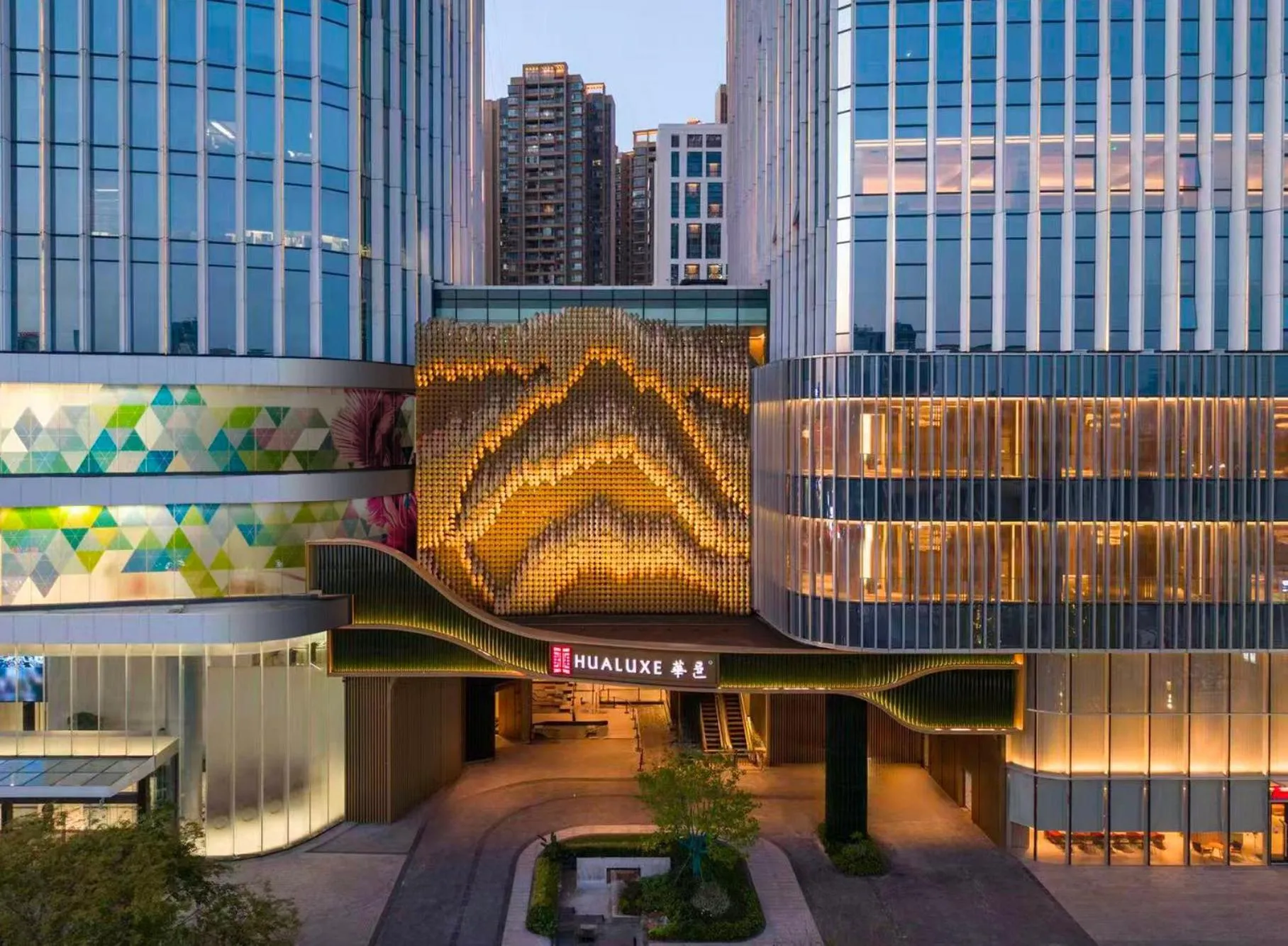 Property building in HUALUXE Zhongshan City Center