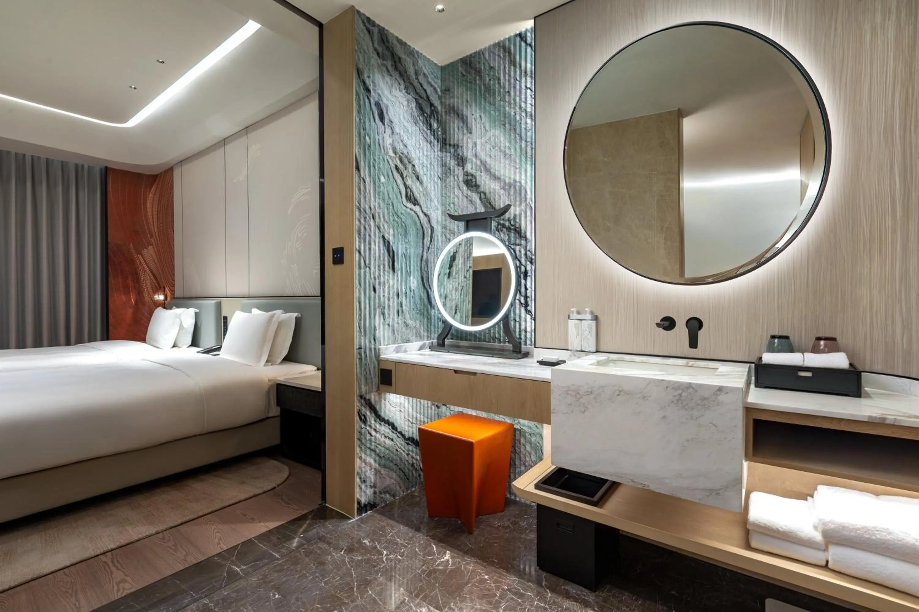 Photo of the whole room, Bed in HUALUXE Zhongshan City Center