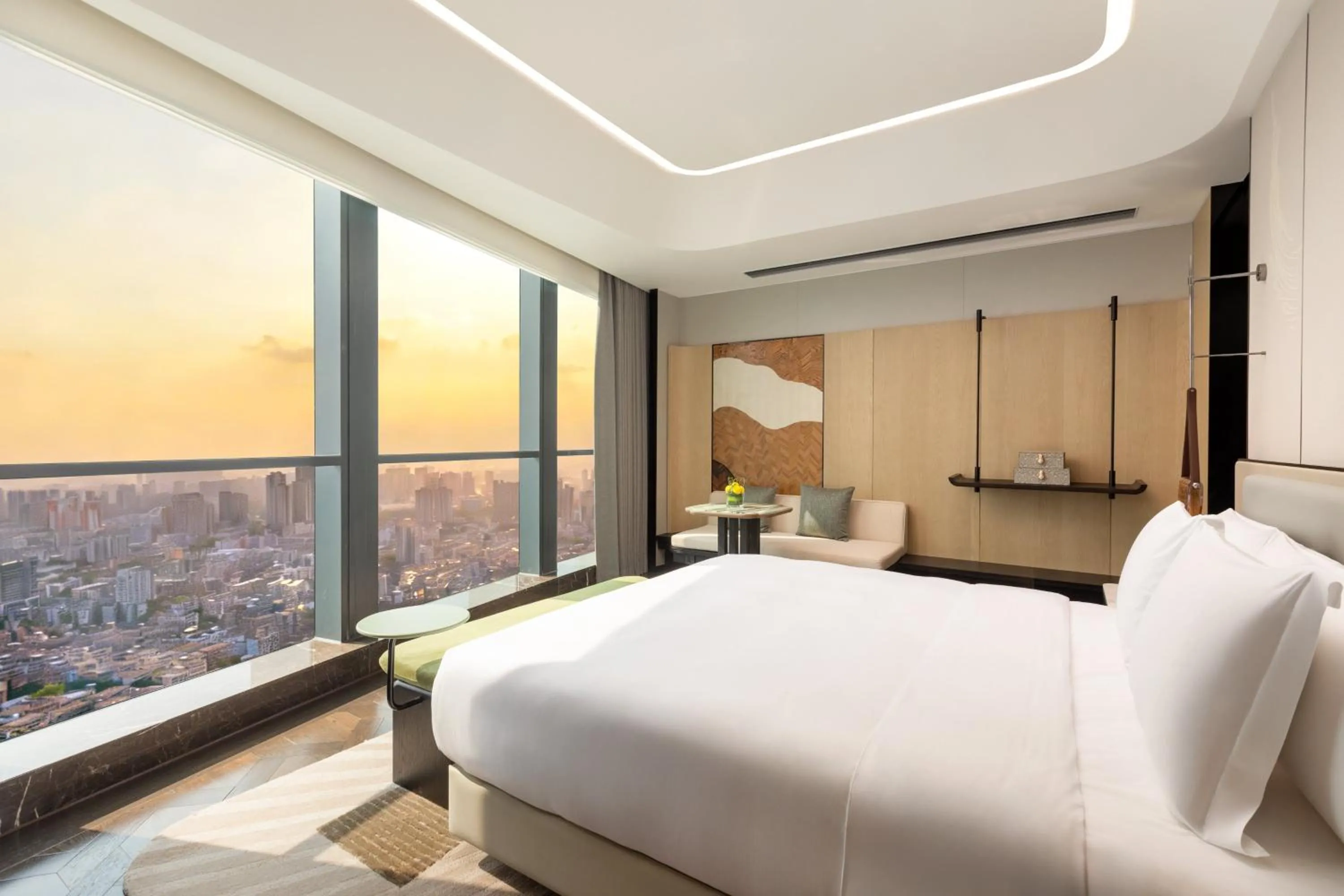 Photo of the whole room, Bed in HUALUXE Zhongshan City Center