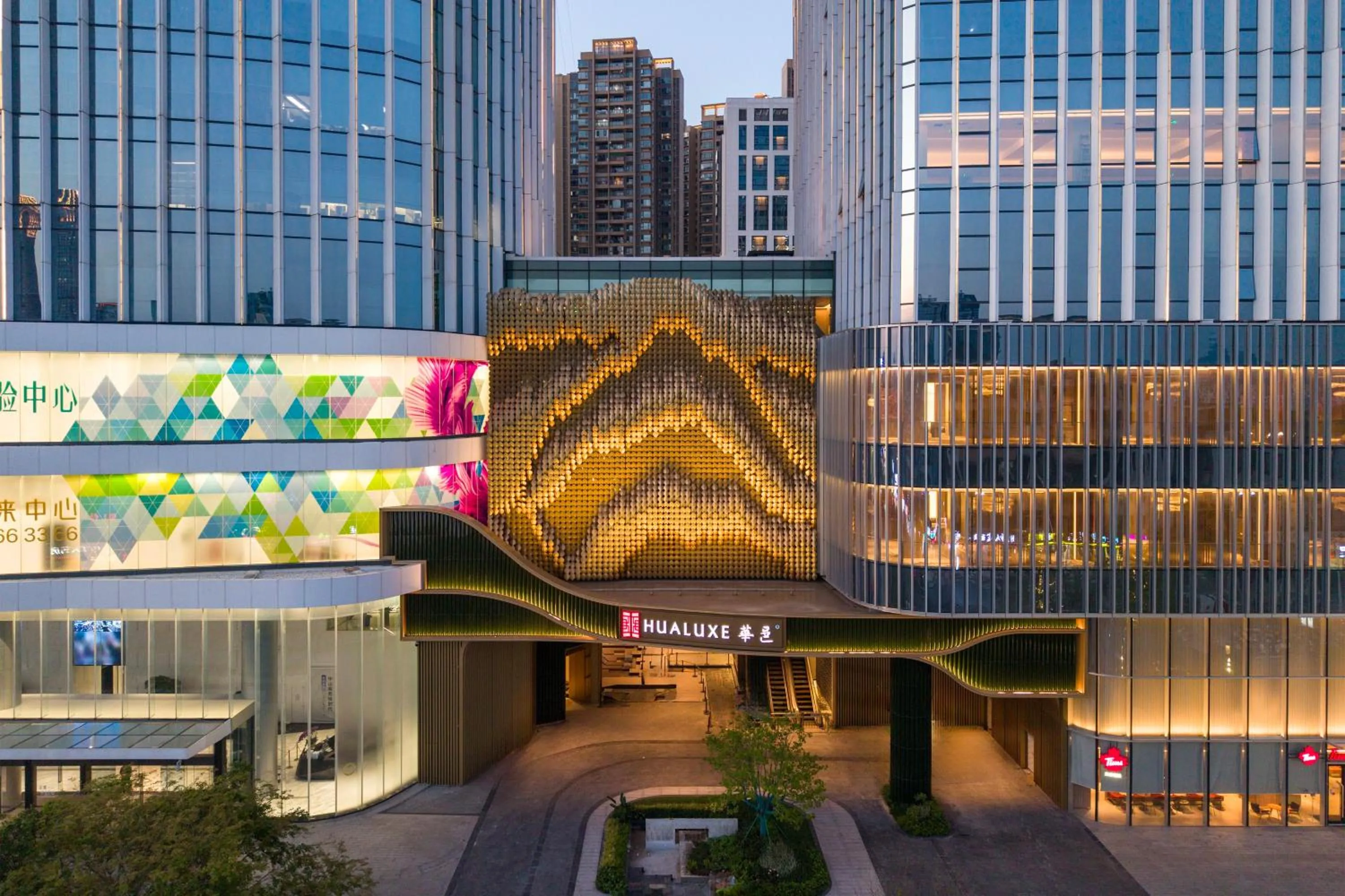 Property building in HUALUXE Zhongshan City Center