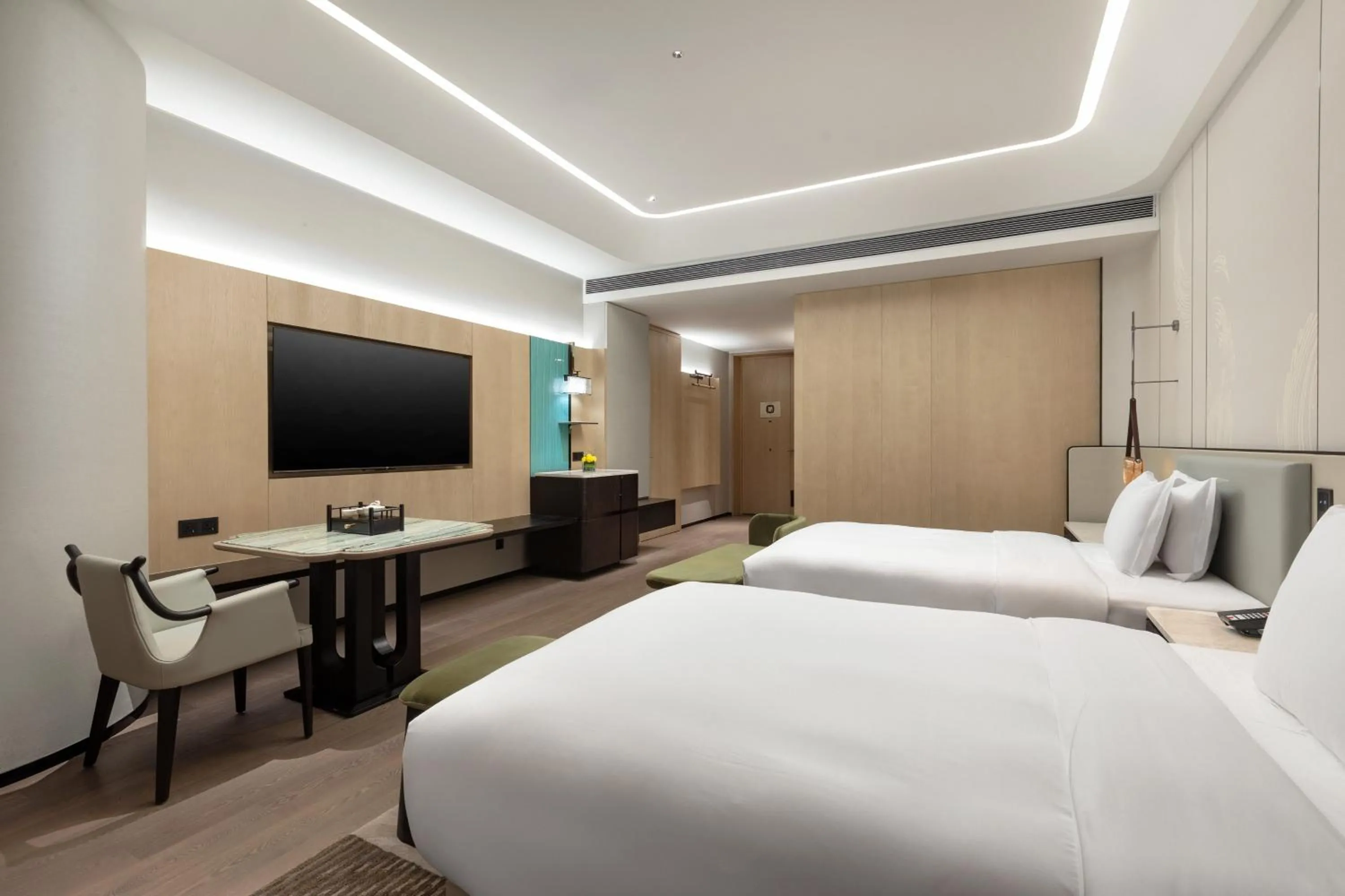 Photo of the whole room, Bed in HUALUXE Zhongshan City Center