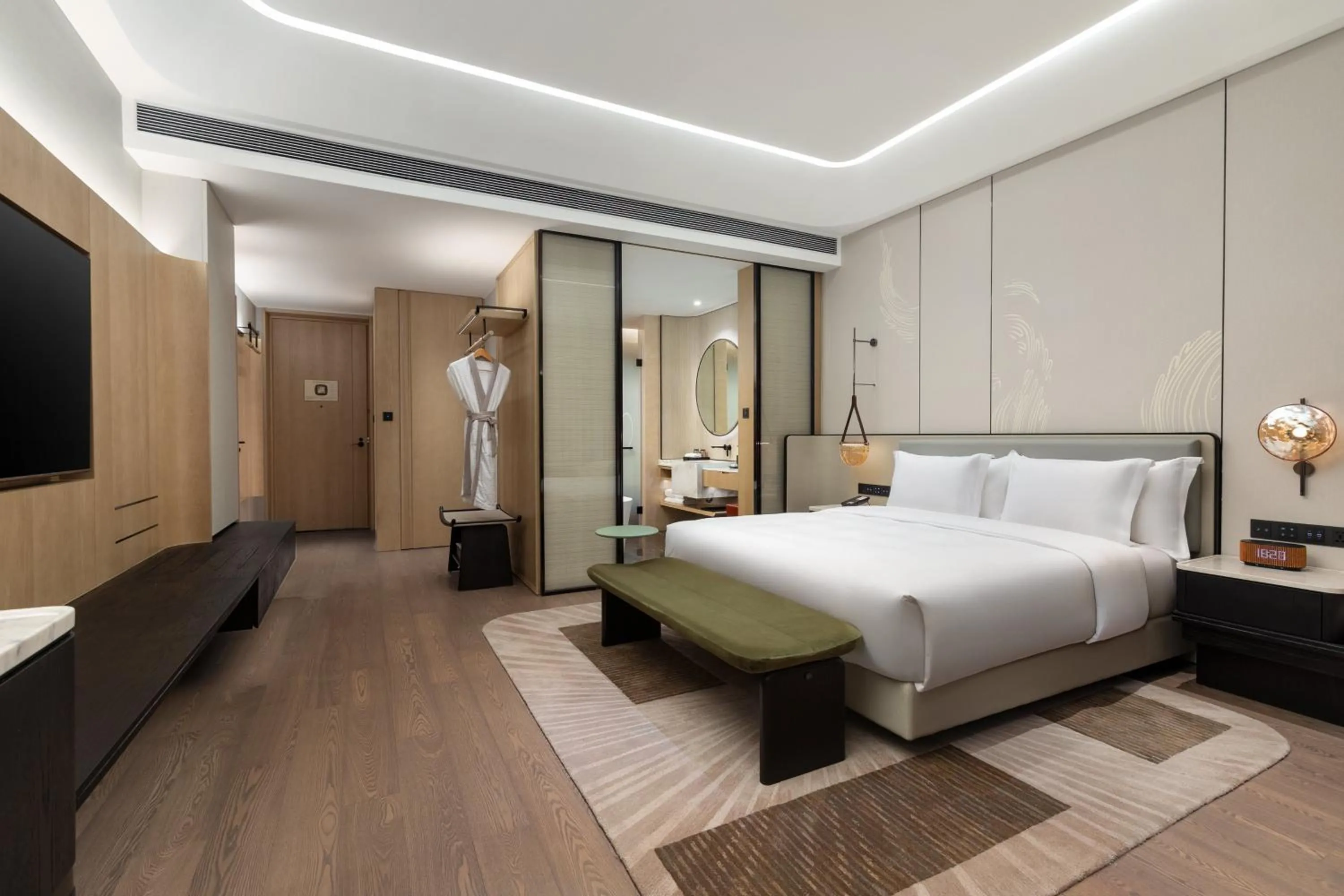 Photo of the whole room, Bed in HUALUXE Zhongshan City Center