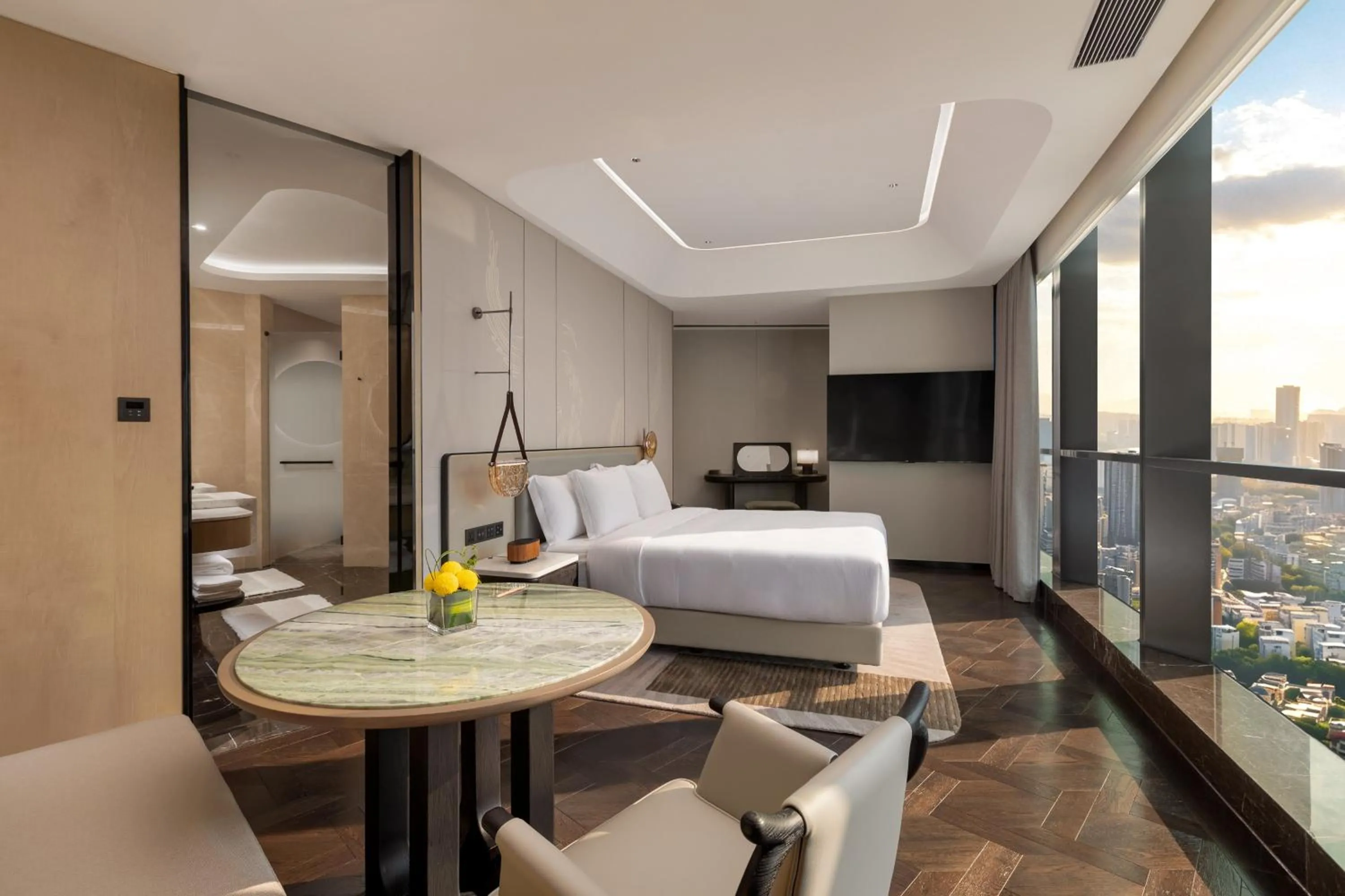 Photo of the whole room, Bed in HUALUXE Zhongshan City Center