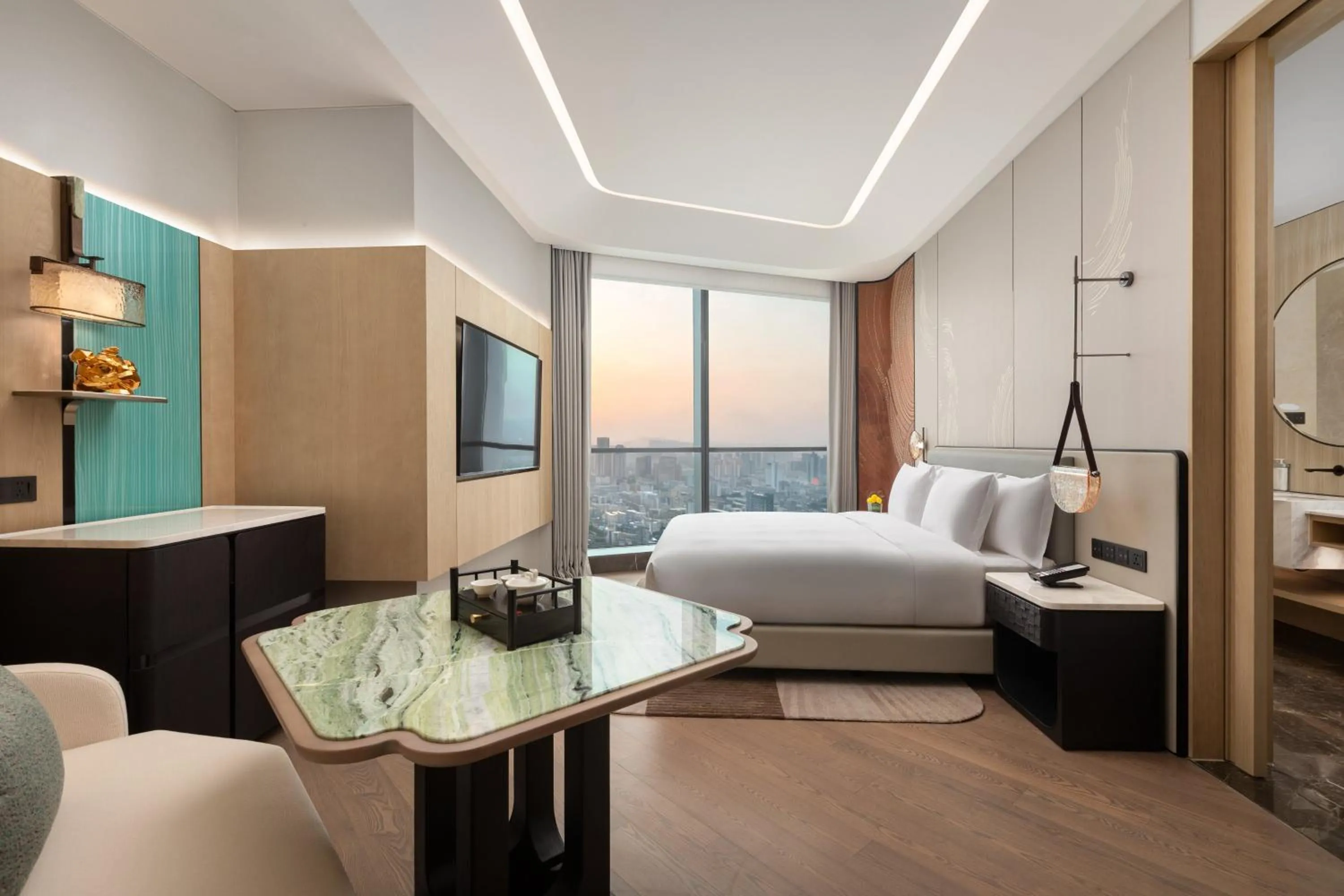 Photo of the whole room, Bed in HUALUXE Zhongshan City Center