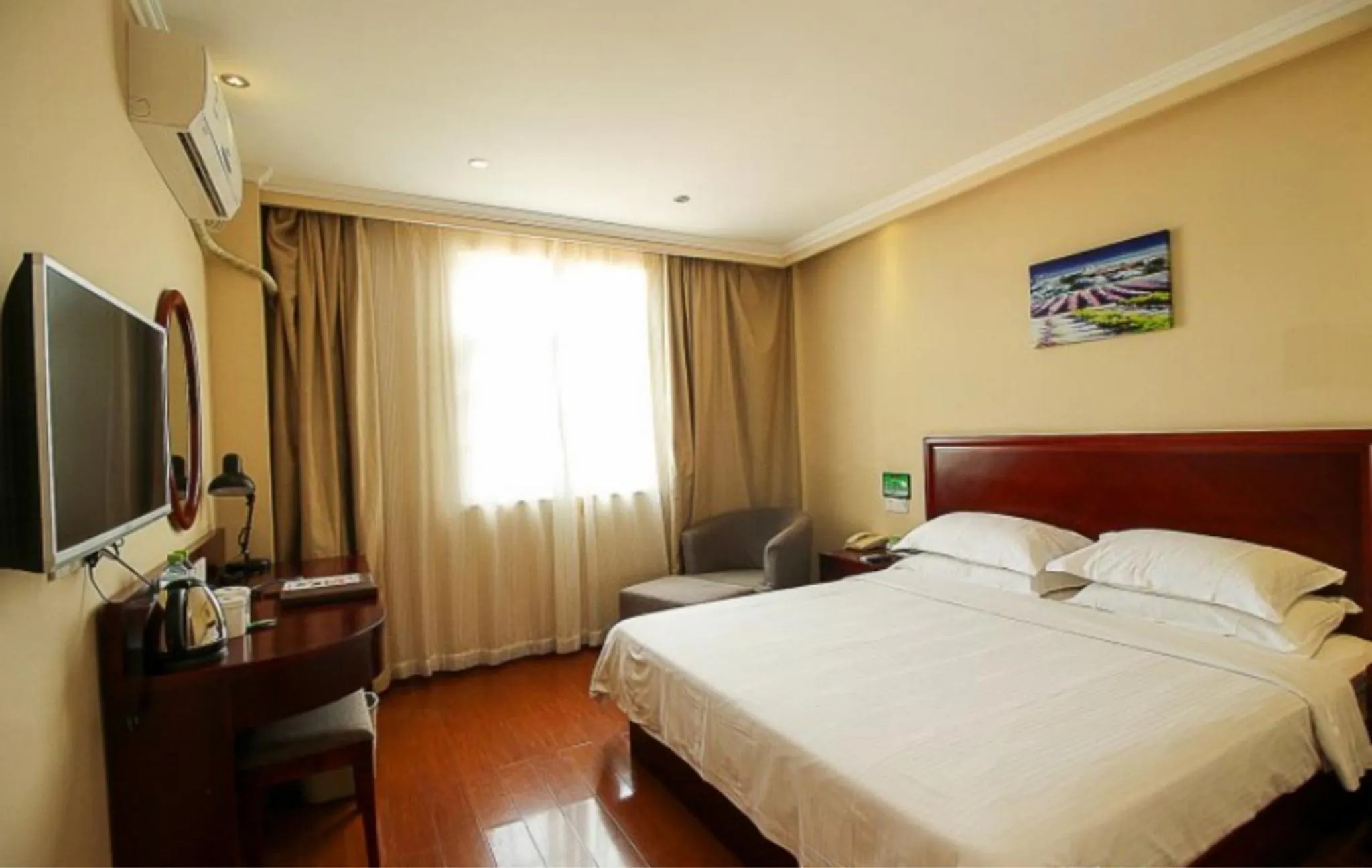 Bed in GreenTree Inn Hainan Haikou Guomao Business Hotel