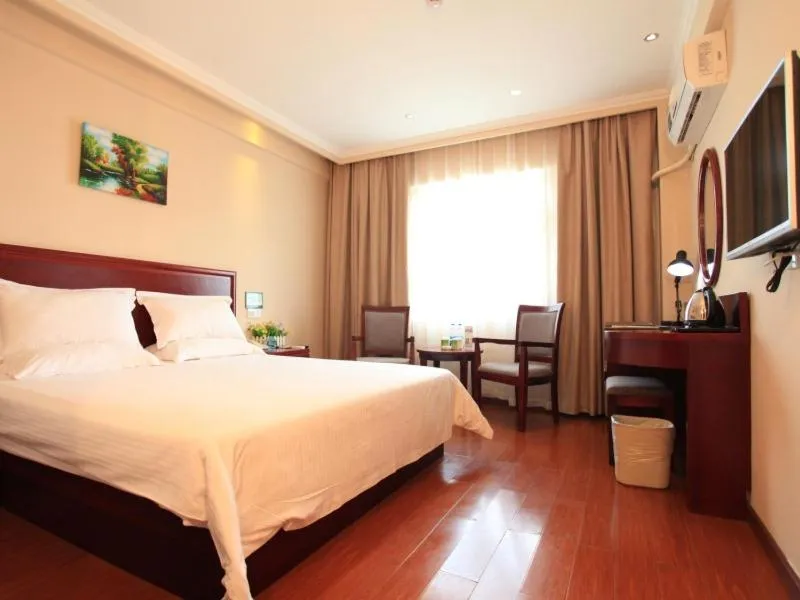 Bed in GreenTree Inn Hainan Haikou Guomao Business Hotel