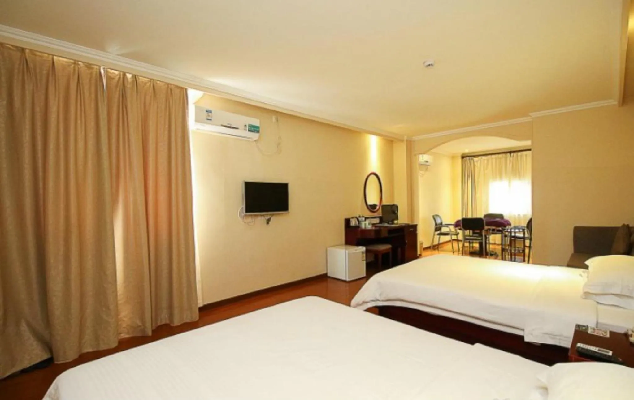 Bed in GreenTree Inn Hainan Haikou Guomao Business Hotel