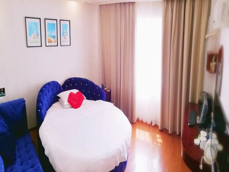 Bed in GreenTree Inn Hainan Haikou Guomao Business Hotel