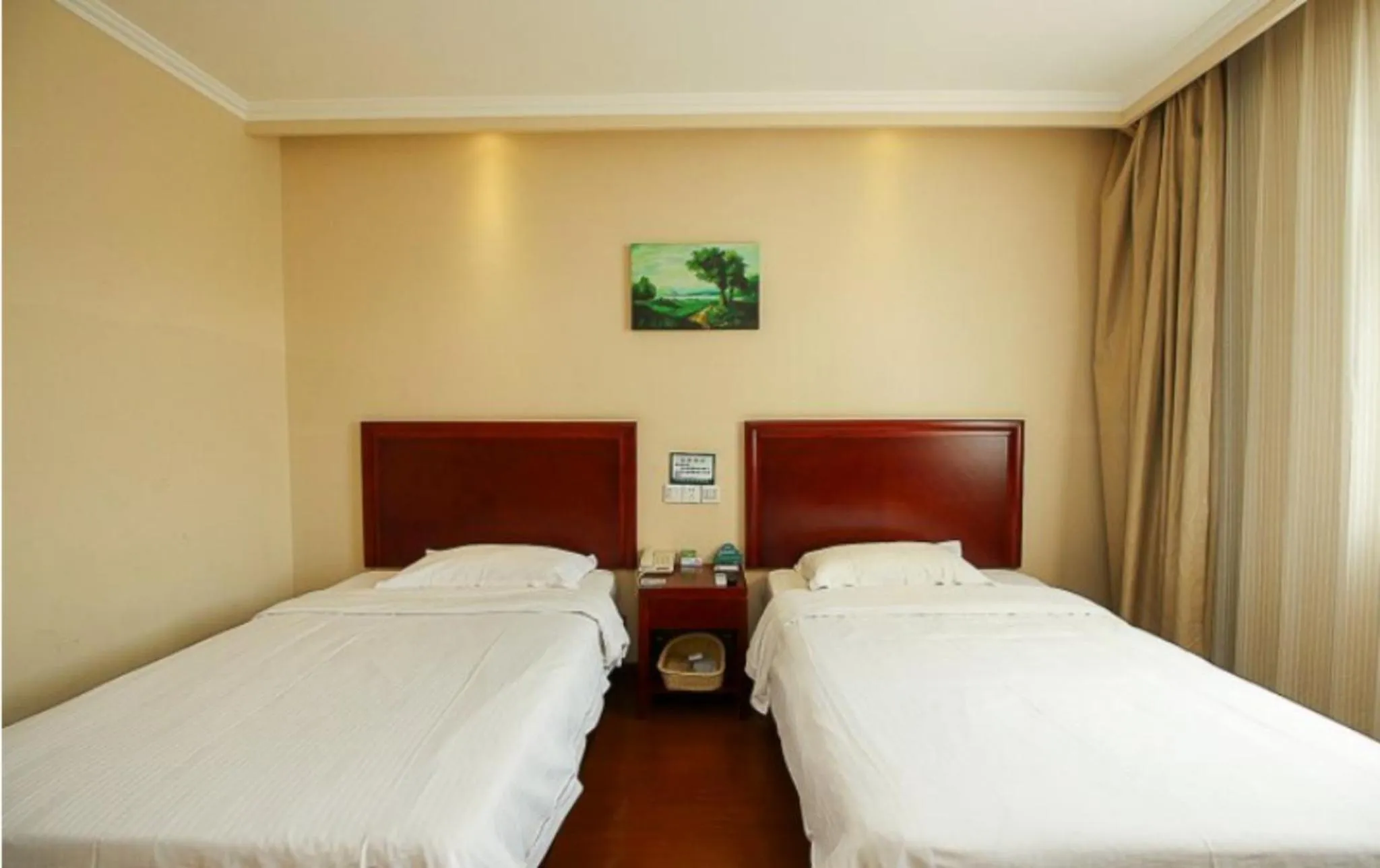 Bed in GreenTree Inn Hainan Haikou Guomao Business Hotel