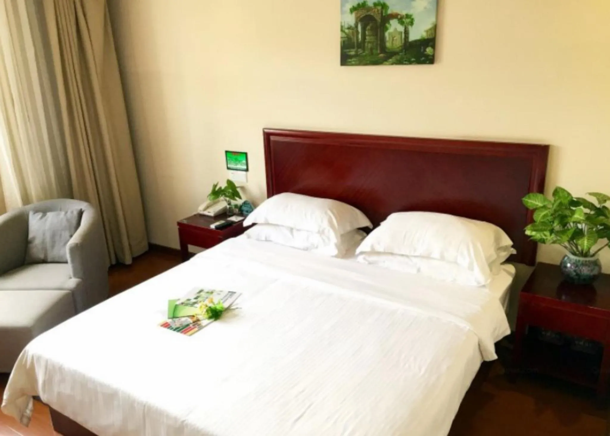 Bed in GreenTree Inn Hainan Haikou Guomao Business Hotel