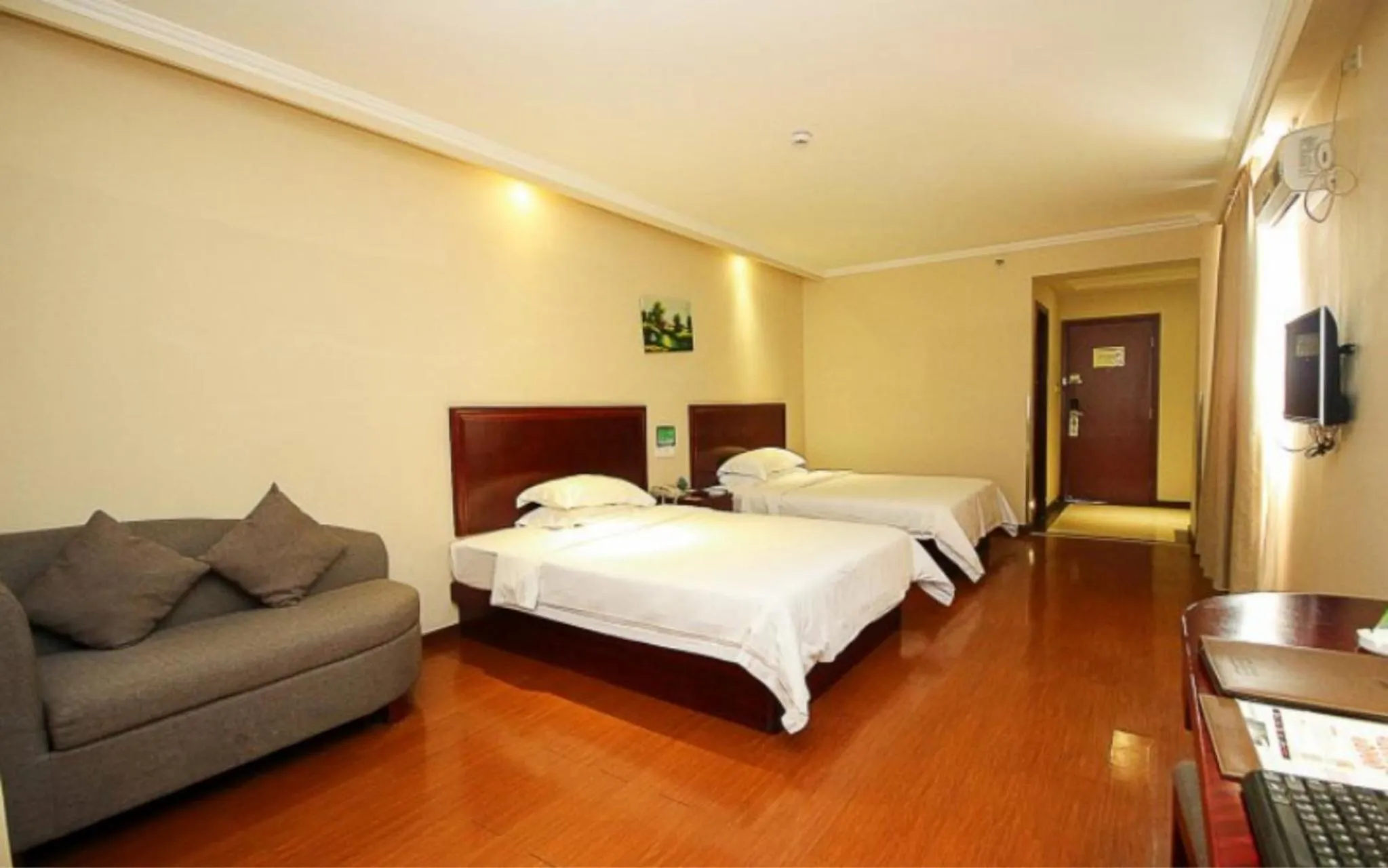 Bed in GreenTree Inn Hainan Haikou Guomao Business Hotel