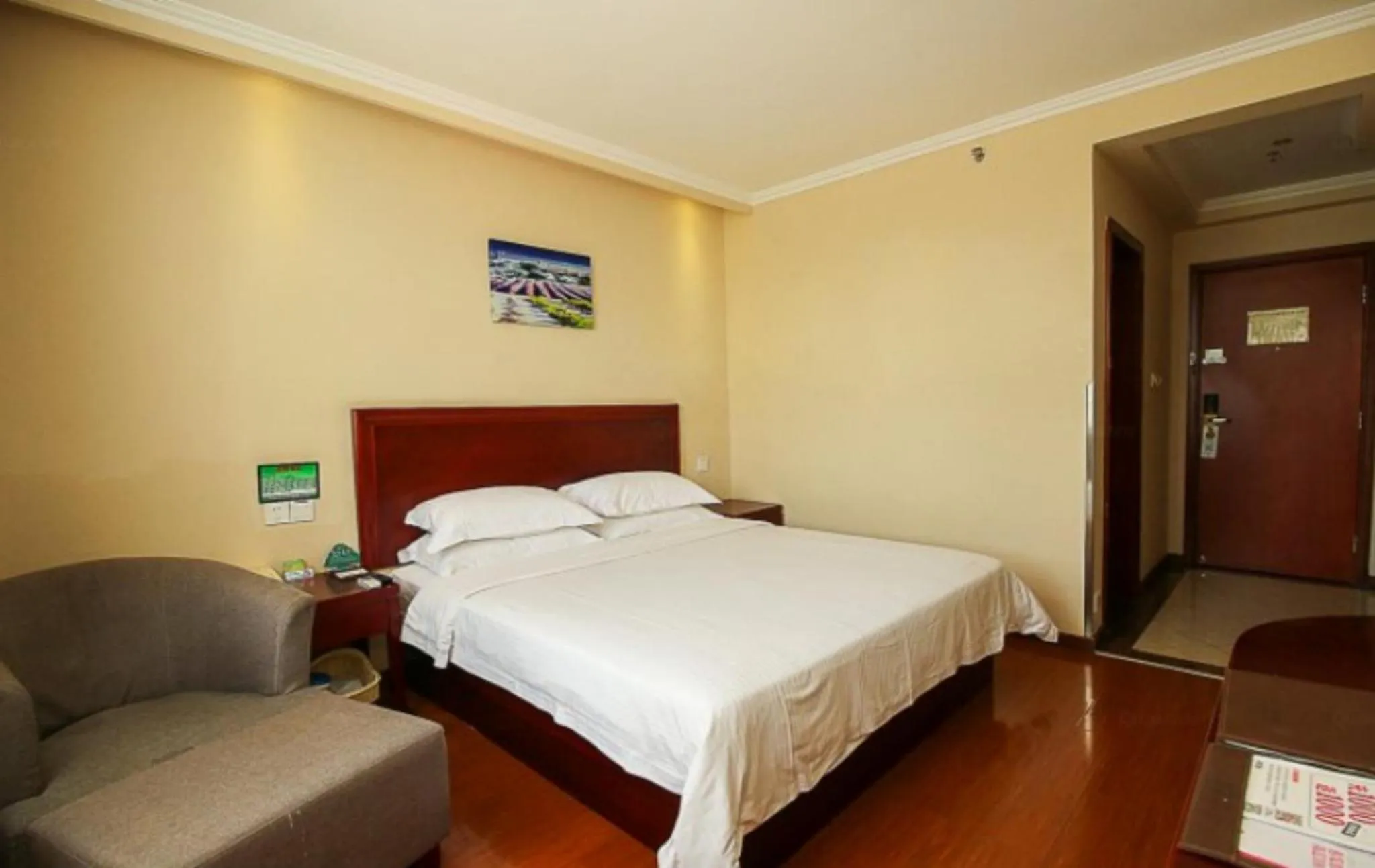 Bed in GreenTree Inn Hainan Haikou Guomao Business Hotel