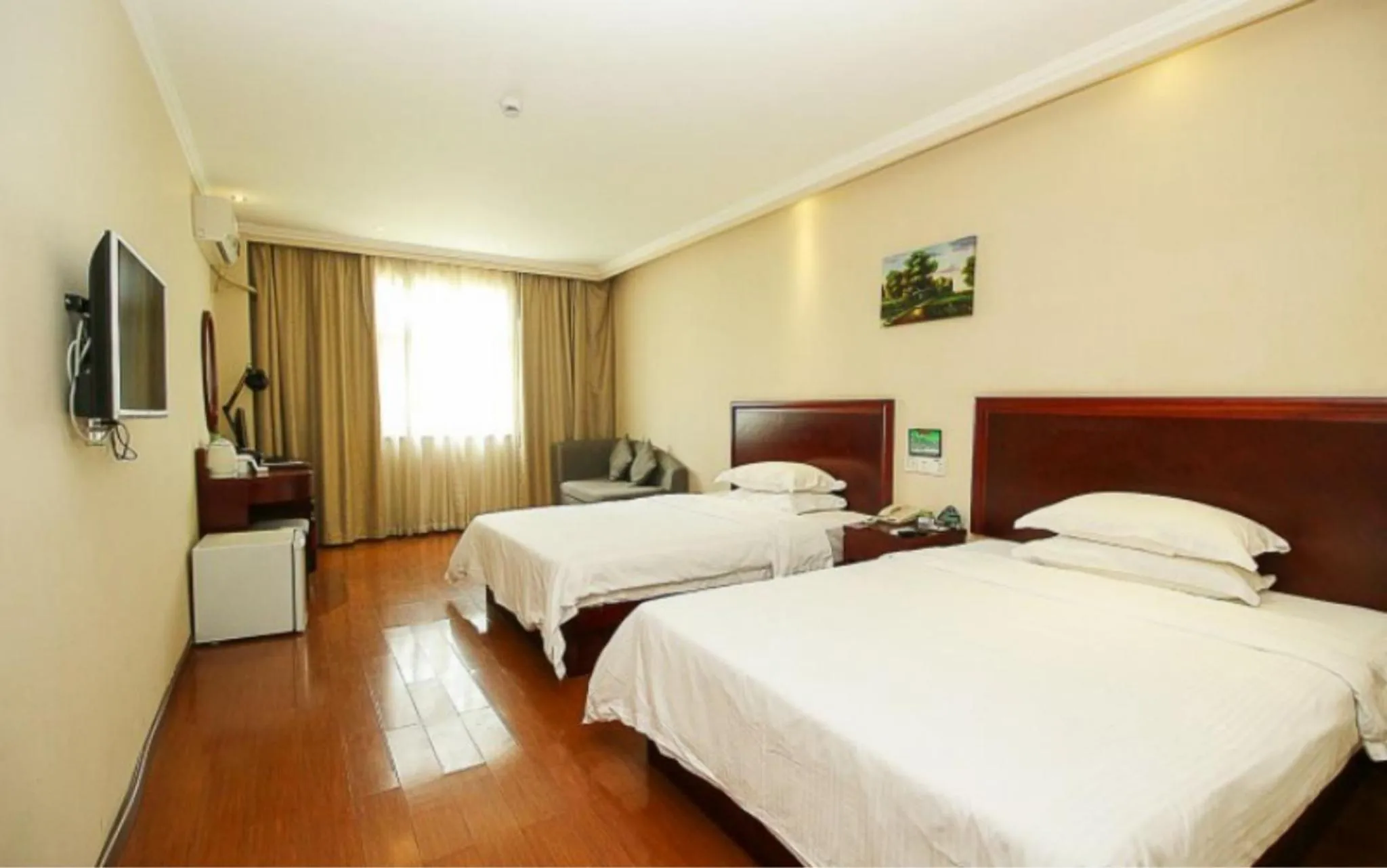Bed in GreenTree Inn Hainan Haikou Guomao Business Hotel