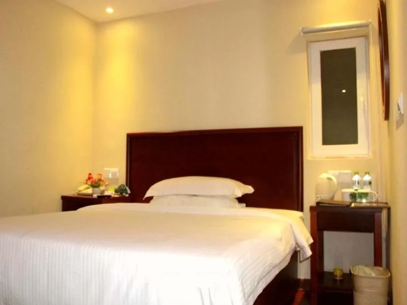 Bed in GreenTree Inn Hainan Haikou Guomao Business Hotel