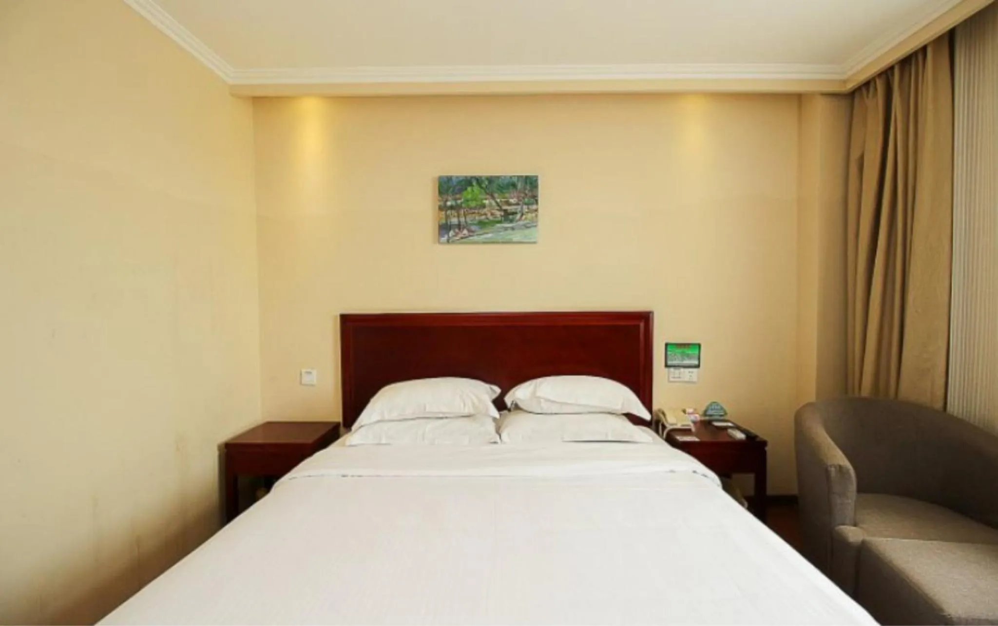 Bed in GreenTree Inn Hainan Haikou Guomao Business Hotel