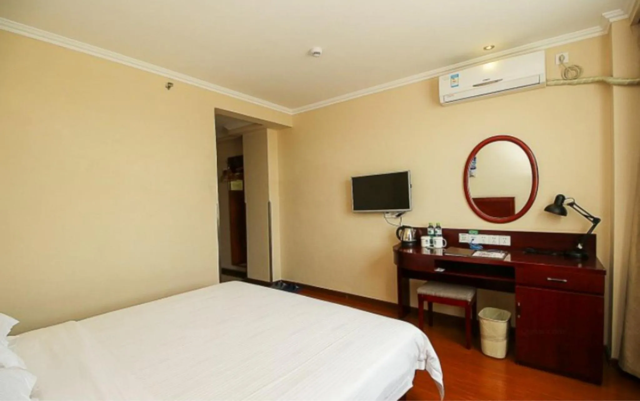 Bed in GreenTree Inn Hainan Haikou Guomao Business Hotel