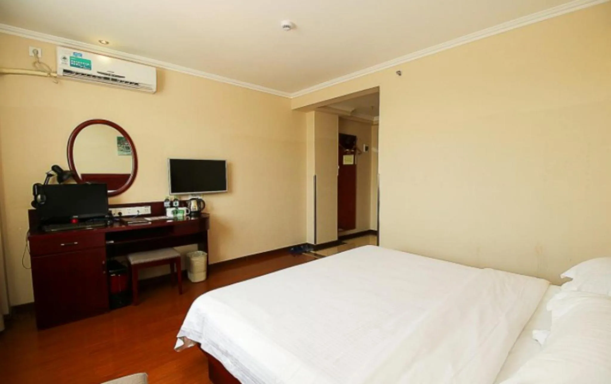 Bed in GreenTree Inn Hainan Haikou Guomao Business Hotel