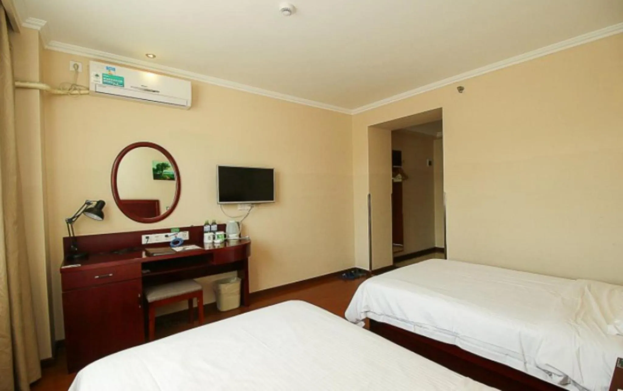 Bed in GreenTree Inn Hainan Haikou Guomao Business Hotel