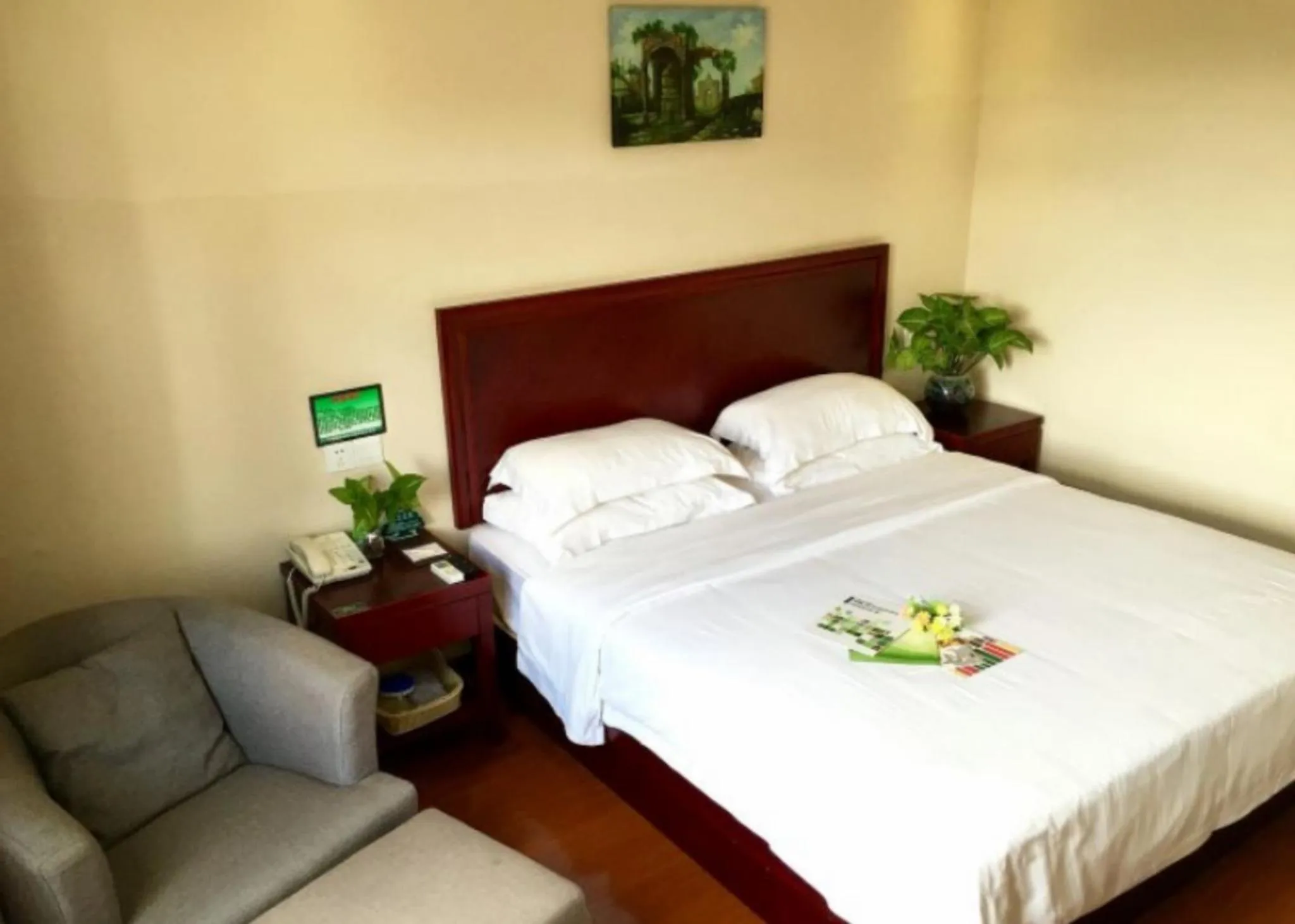 Bed in GreenTree Inn Hainan Haikou Guomao Business Hotel