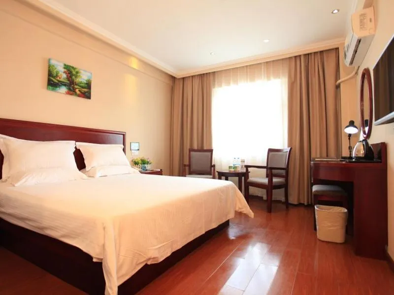 Bed in GreenTree Inn Hainan Haikou Guomao Business Hotel
