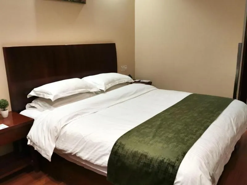 Bed in GreenTree Inn ShangHai Car Piers Studio Express Hotel