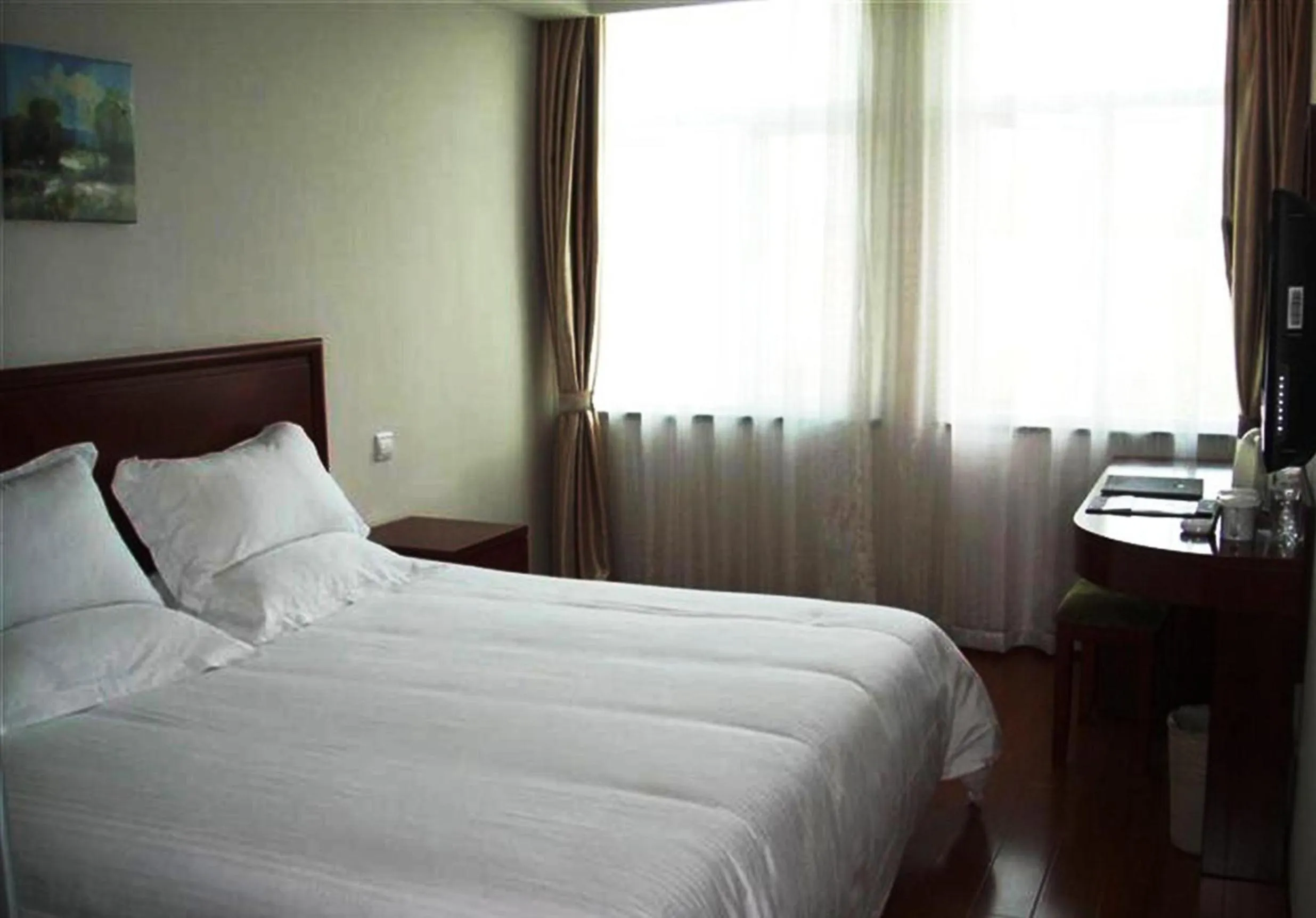 Photo of the whole room, Bed in GreenTree Inn ShangHai SongJiang SongDong Business Hotel