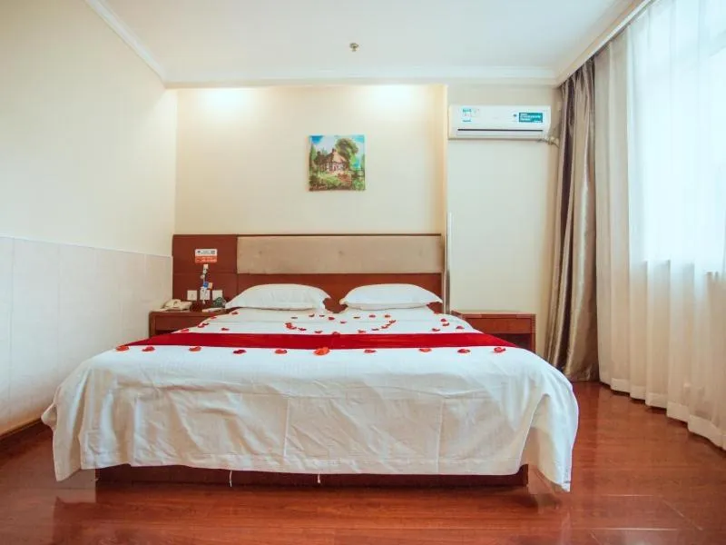 Bed in GreenTree Inn HeBei ZhangJiaKou ZhangBei Caoyuantian Rd ZhangKu Avenue Express Hotel
