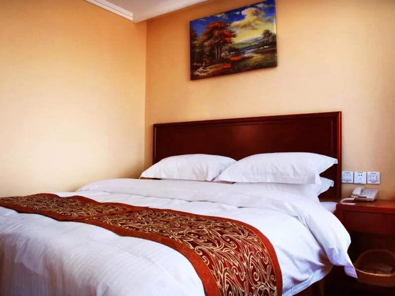 Bed in GreenTree Inn ShanDong WeiFang LinQu ZhanQian Road LuChuan Business Hotel