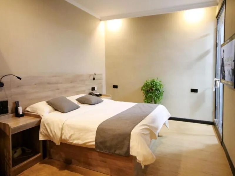 Bed in GreenTree Inn ShanDong ZaoZhuang TengZhou FuQian Road LongQuan Square Business Hotel