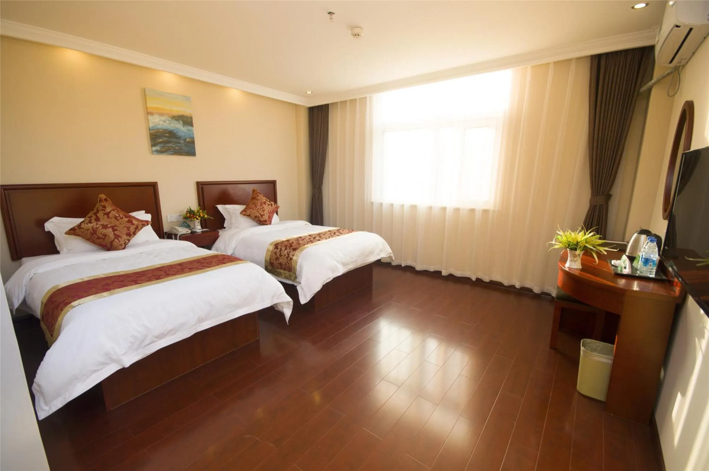 Bedroom, Bed in GreenTree Inn ShanDong LiaoCheng YangGu HuangShan Road ShiZiLou Express Hotel