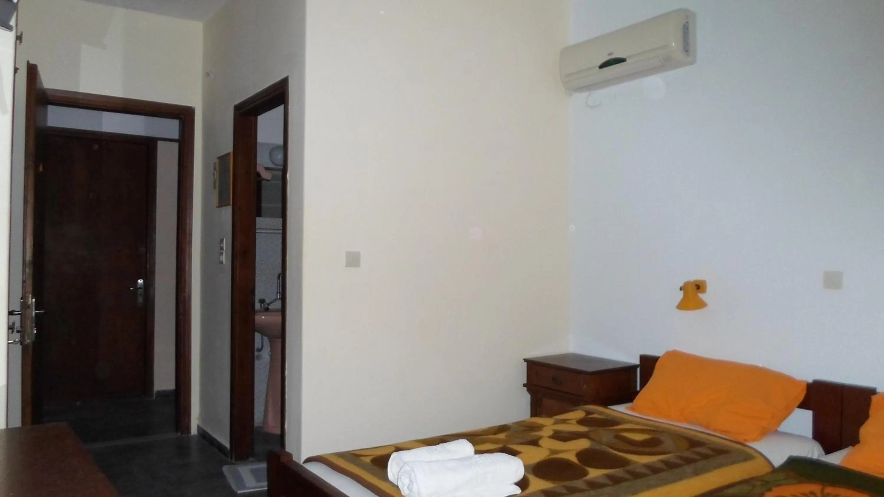Photo of the whole room, Bed in Kouros