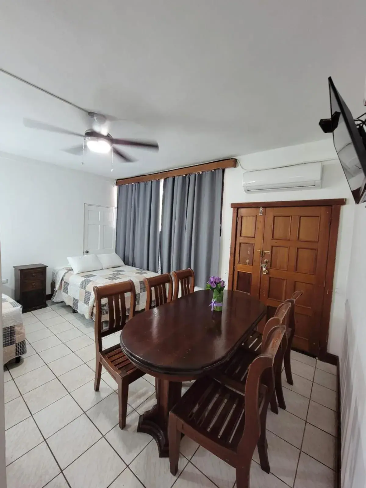 Quadruple Room in Hotel Casa Flores de Tikal Quadruple Room in Hotel Casa Flores de Tikal