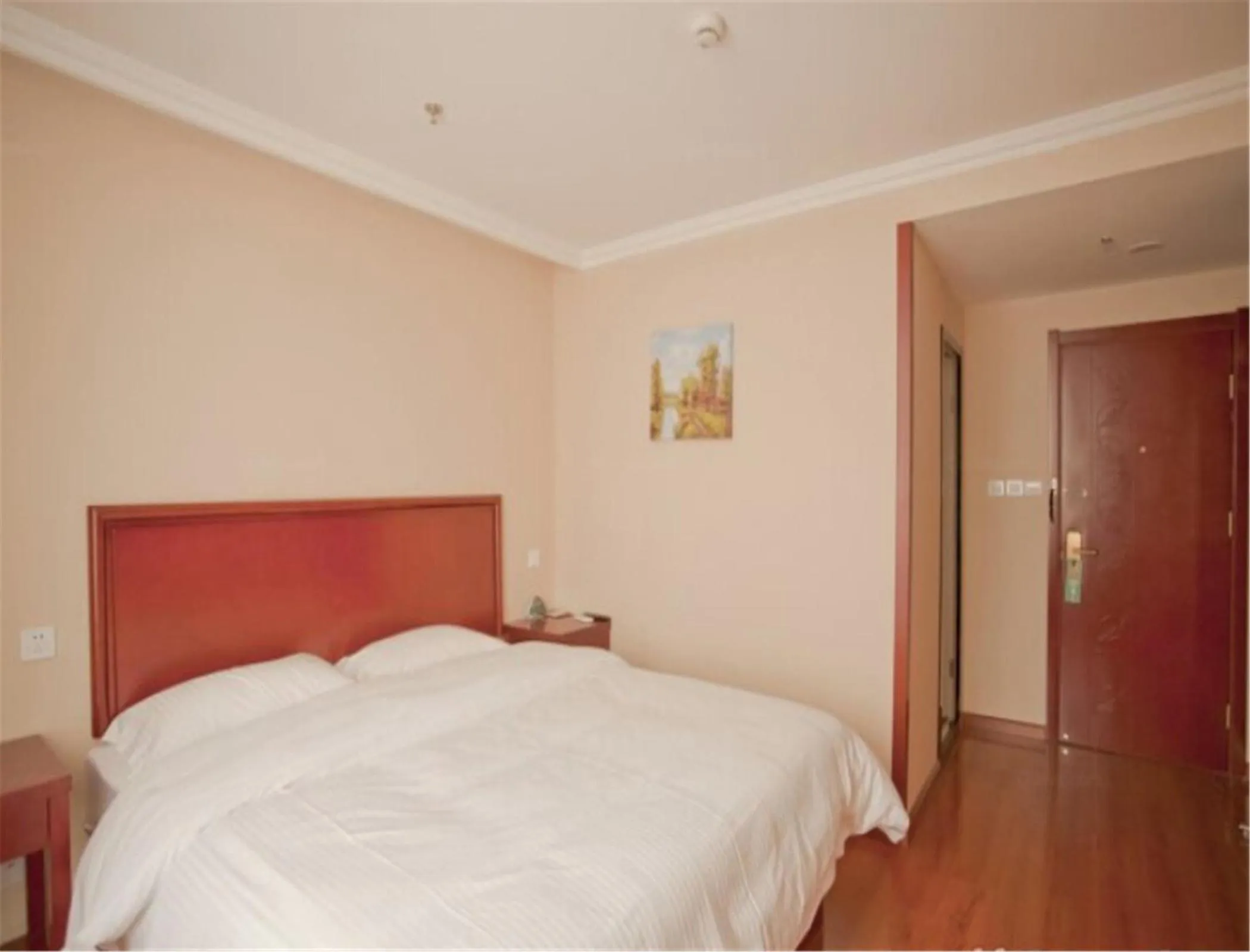 Photo of the whole room, Bed in GreenTree Inn Liaoning Dalian Railway Station South Shengli Square Express Hotel