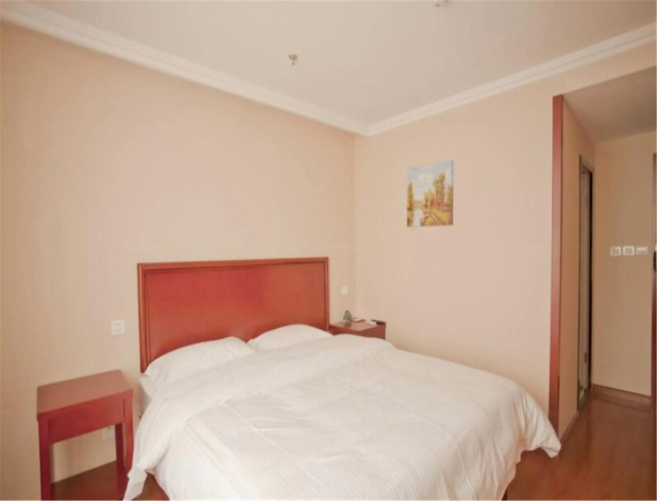 Photo of the whole room, Bed in GreenTree Inn Liaoning Dalian Railway Station South Shengli Square Express Hotel