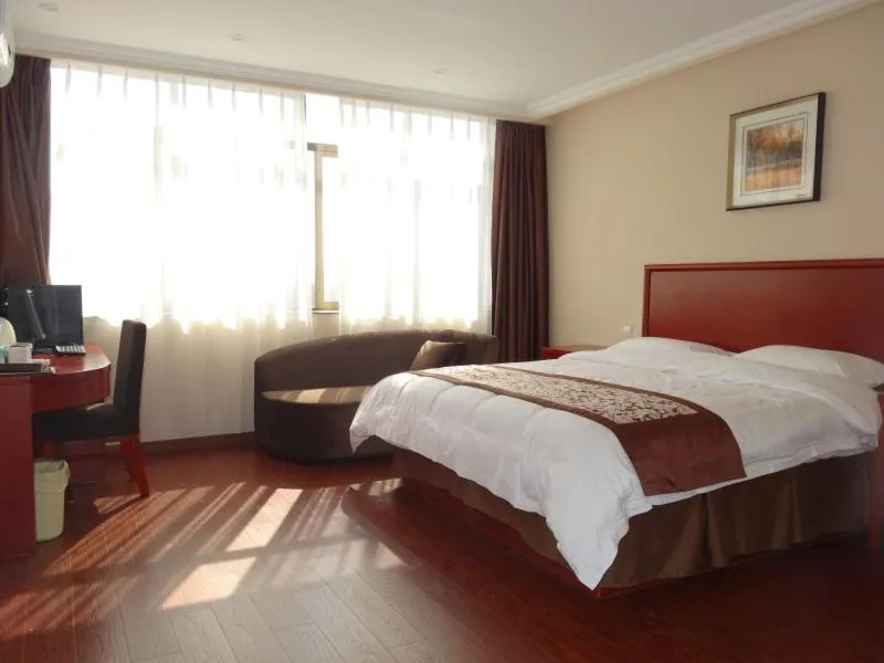 Bed in GreenTree Inn JiangSu YanCheng XiangShui ChenJiaGang RenMin E) Road HuangHai Road Business Hotel