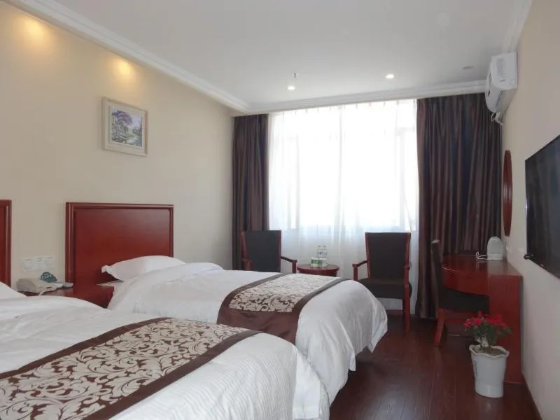 Bed in GreenTree Inn JiangSu YanCheng XiangShui ChenJiaGang RenMin E) Road HuangHai Road Business Hotel