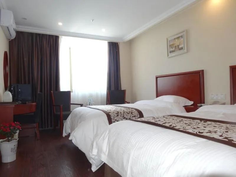 Bed in GreenTree Inn JiangSu YanCheng XiangShui ChenJiaGang RenMin E) Road HuangHai Road Business Hotel