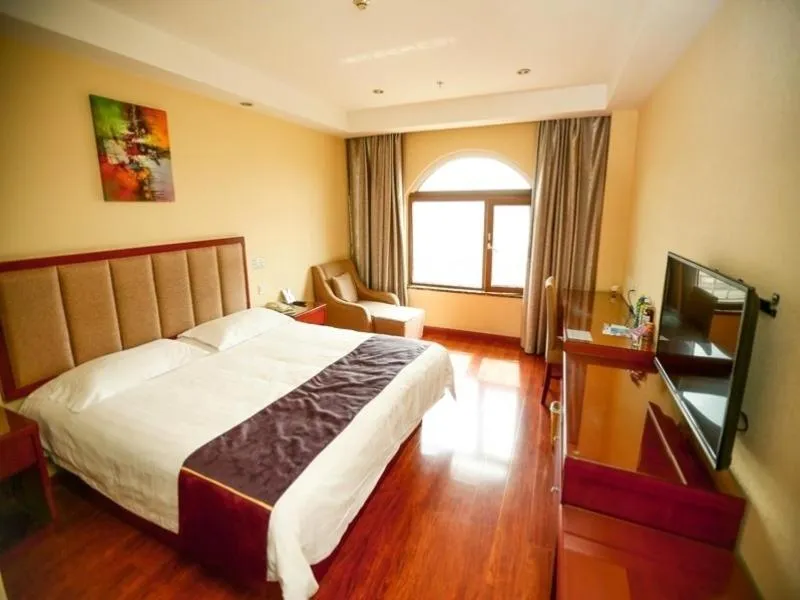 Bed in GreenTree Inn Shandong Qingdao Wuyishan Road Jiashike Shopping center Business Hotel