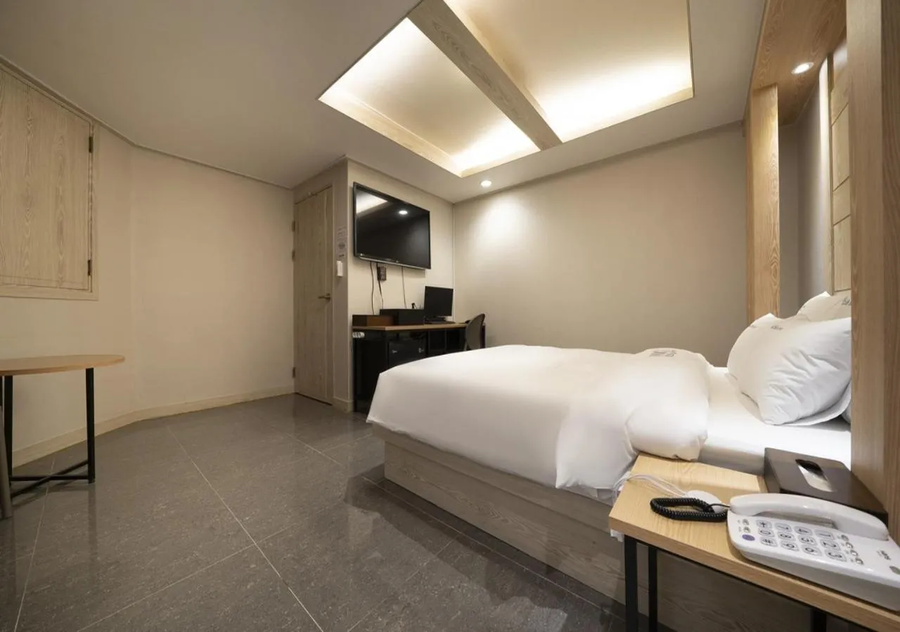 Large Double Room in Suwon Sunstar Hotel