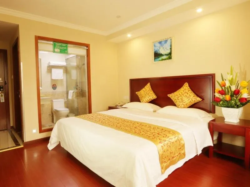 Bed in GreenTree Inn ZheJiang JiaXing West ZhongShan Road Vintage Car Building Express Hotel