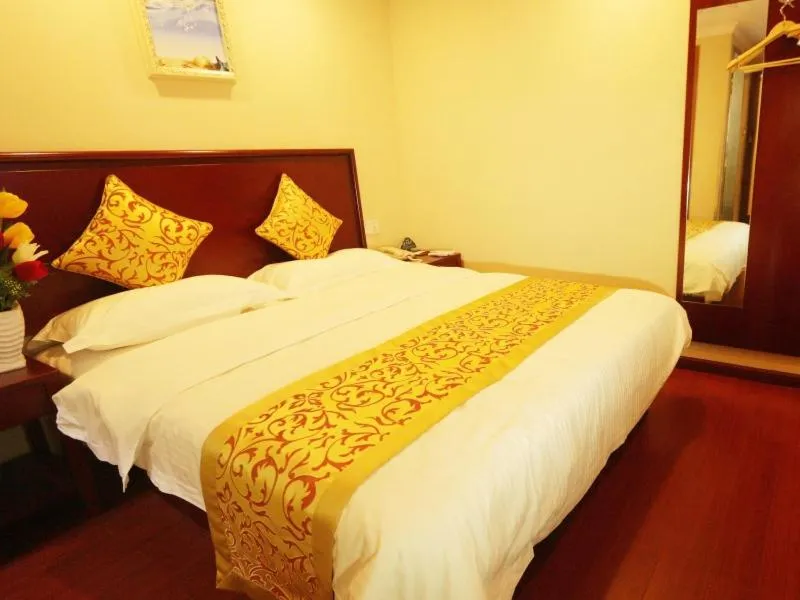 Bed in GreenTree Inn ZheJiang JiaXing West ZhongShan Road Vintage Car Building Express Hotel