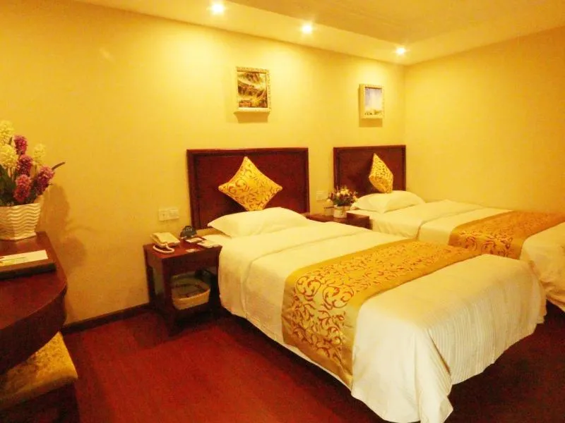 Bed in GreenTree Inn ZheJiang JiaXing West ZhongShan Road Vintage Car Building Express Hotel