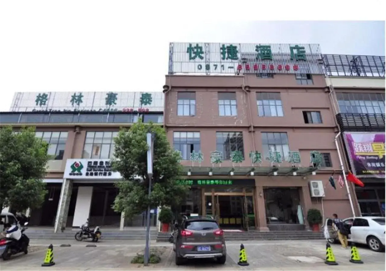 Facade/entrance in GreenTree Inn Yunnan Kunming Chenggong University City Shilin Street Express Hotel Facade/entrance in GreenTree Inn Yunnan Kunming Chenggong University City Shilin Street Express Hotel